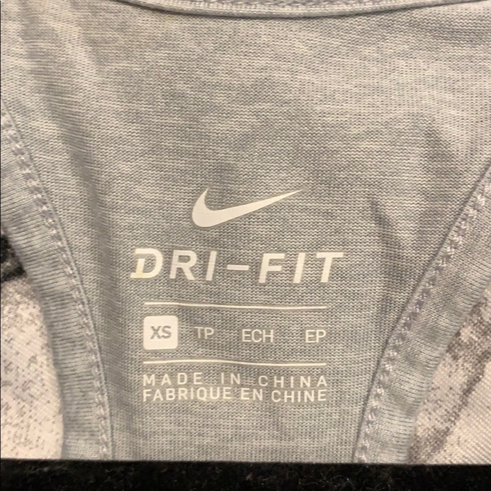 Workout top - Picture 2 of 3